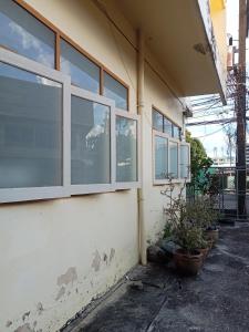 um edifício com janelas e vasos de plantas ao lado em Suksabai Hotel Phuket em Cidade Phuket mais 24 fotografias