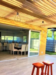 a patio with a table and chairs and a wooden ceiling at Hermoso duplex a 500m del Paseo de la Costa in Neuquén