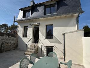 a house with a table and chairs in front of it at La Pause Binicaise - Maison proche plage in Binic-Etables-sur-Mer