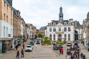a city street with people walking and cars parked at Le Petit Nid d'Auray - En plein centre-ville in Auray