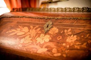 a wooden box with a butterfly on top of it at Maison Studios & Appartements Les 4 Vents in Luc-sur-Mer