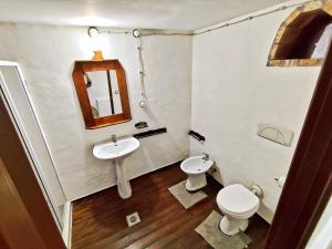 A bathroom at Case Rurali Pentedattilo