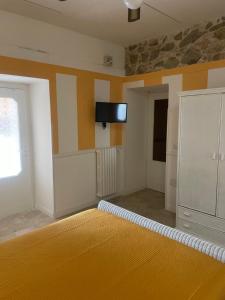 una stanza con un letto e una TV a parete di B&B Villa Delle Rondini a Vibo Valentia Marina