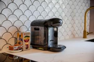 Příslušenství pro přípravu čaje a kávy v ubytování Deluxe-Apartment Frankfurt West + 12 fotografií