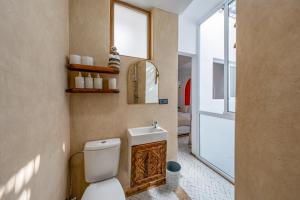 a bathroom with a toilet and a mirror at Riad privatif 2 Chambres, Jacuzzi Proche des Palais in Marrakech