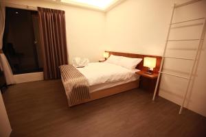 Rúm í herbergi á Bai Ji Yi B&B