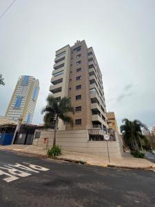 a tall building on the side of a street at Apartamento próximo agrishow 1 in Ribeirão Preto