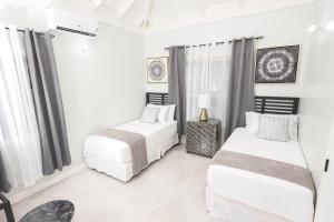 Ένα ή περισσότερα κρεβάτια σε δωμάτιο στο Charming Retreat beach access +47 φωτογραφίες