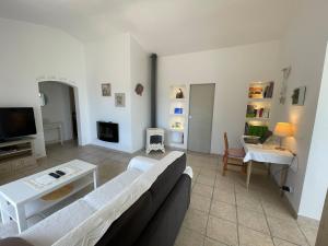 Μια τηλεόραση ή/και κέντρο ψυχαγωγίας στο Maison Les Lavandes 4 people - sea and forest view