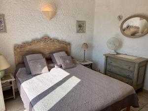 Ένα ή περισσότερα κρεβάτια σε δωμάτιο στο Maison Les Lavandes 4 people - sea and forest view