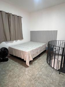 een slaapkamer met een bed in een kamer bij Refúgio no Centro da Cidade in Águas de Lindóia