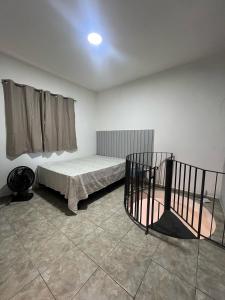 een slaapkamer met een bed in een kamer bij Refúgio no Centro da Cidade in Águas de Lindóia