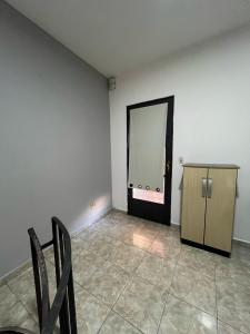 een kamer met een spiegel en een tafel en stoelen bij Refúgio no Centro da Cidade in Águas de Lindóia