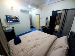a hospital room with a bed and a tv at Wari My Home in Betong
