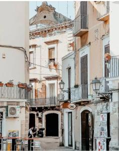 un homme debout devant un bâtiment dans l'établissement La casa di Giusy, à Bari