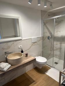 une salle de bain avec lavabo et douche dans l'établissement La casa di Giusy, à Bari