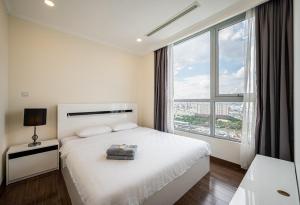 Кровать или кровати в номере The Landmark Plus Vinhomes Serenity