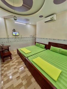 Ấp An MỹNhà nghỉ Phú Mỹ的一间有两张床和一台电视的房间 更多17张照片