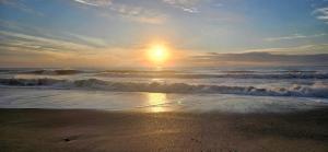 カロライナビーチにあるReefs IIIの海沿いの夕日
