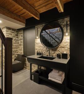 ein Badezimmer mit Waschbecken und Spiegel in der Unterkunft Hôtel Maison du Fort in Québec + 47 Fotos