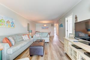 カロライナビーチにあるReefs IV C3 by Carolina Beach Realtyのソファと薄型テレビのあるリビングルーム +39枚の写真