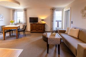 een woonkamer met een bank en een tafel bij Ferienwohnungen Otto in Schmallenberg