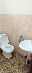 een badkamer met toilet en wastafel bij Din others roomstay in Kuala Terengganu +24 foto's
