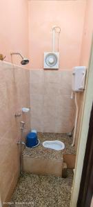 een badkamer met toilet en wastafel bij Din others roomstay in Kuala Terengganu