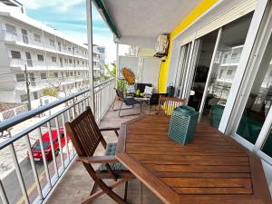 weranda z drewnianym stołem i krzesłami na balkonie w obiekcie Avocado Gandia Playa 100 m de la playa con vistas al mar para 8 personas! w mieście Puerto de Gandía