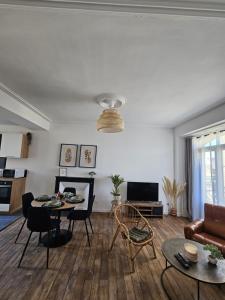 Μια τηλεόραση ή/και κέντρο ψυχαγωγίας στο L'Authentique - Appartement 6 +8 φωτογραφίες