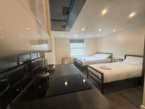 Postel nebo postele na pokoji v ubytování Saba Hotel London