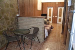 een kamer met een tafel en stoelen en een bank bij Apartments at Alupka in Alupka