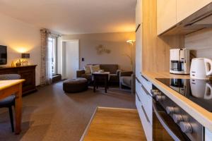 een keuken en een woonkamer met een woonkamer bij Ferienwohnungen Otto in Schmallenberg