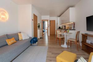 ein Wohnzimmer mit Couch und ein Esszimmer in der Unterkunft Lush Botanic Oasis with a Boho Hideaway, Near Beach & Cafés in Lagos