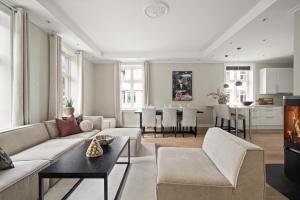 ベルゲンにあるScandinavian Luxury in Bergen's Finest Streetのソファとテーブルのあるリビングルーム