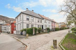 ベルゲンにあるScandinavian Luxury in Bergen's Finest Streetの白い家並み