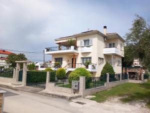 una casa blanca con una valla delante en GAIA HOUSE-Trikala, en Tríkala