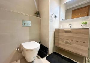 Koupelna v ubytování Harmonie Kénitra Grand Appartement 3 Chambres Tout Confort + 37 fotografií