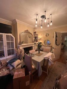 ein Esszimmer mit Tisch und Spiegel in der Unterkunft Cluaine Meala cottage in Isleworth