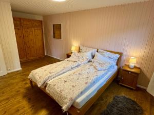a bedroom with a bed with two night stands and two lamps at Meridiamus 2 - Ferienhäuschen in Boddennähe in Ribnitz-Damgarten