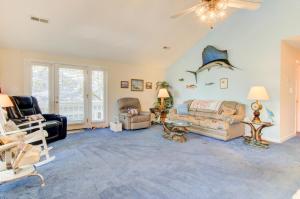 Χώρος καθιστικού στο Safe Haven by Carolina Beach Realty