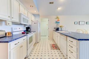 Η κουζίνα ή μικρή κουζίνα στο Safe Haven by Carolina Beach Realty