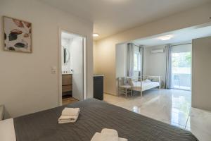 Posteľ alebo postele v izbe v ubytovaní Rhoe Seaside Apartments