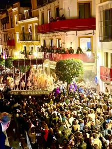 eine große Menschenmenge, die vor einem Gebäude steht in der Unterkunft Ático lujo junto a la catedral. Giralda in Sevilla