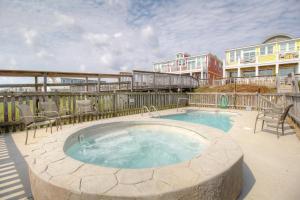 bañera de hidromasaje en el balcón de un complejo en Salty Banana by Carolina Beach Realty, en Kure Beach
