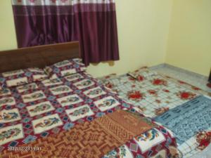 Letto o letti in una camera di Saurabh Guest House, Akkalkot
