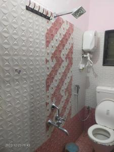 bagno con doccia e servizi igienici di Saurabh Guest House, Akkalkot a Akalkot