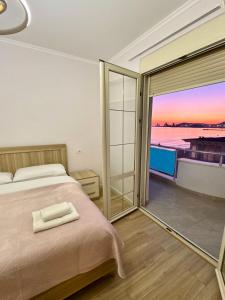 Ένα ή περισσότερα κρεβάτια σε δωμάτιο στο Redi's Luxurious Seaside Full View Apartments