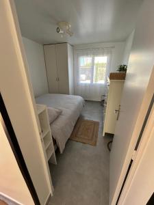 ein kleines Schlafzimmer mit einem Bett und einem Fenster in der Unterkunft Appartement T2 Six Fours Cap Negre,1 mn à pied de la mer in Six-Fours-les-Plages
