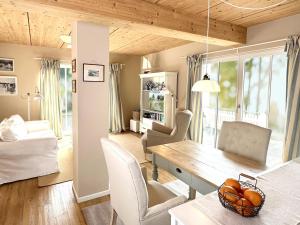 a living room with a dining table and chairs at Am Inselufer in Werder